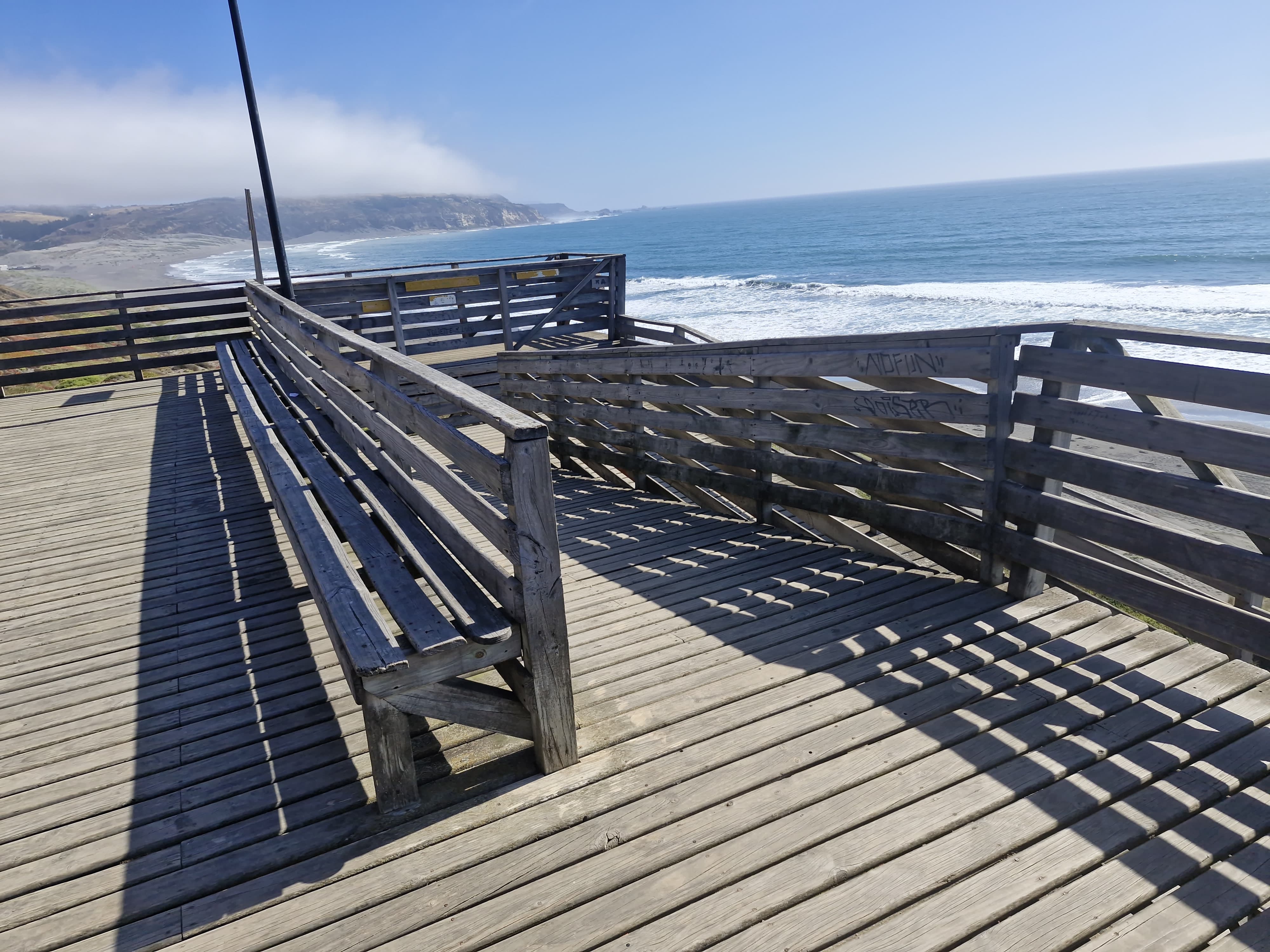 Fotografía del sendero con vista hacia el mar